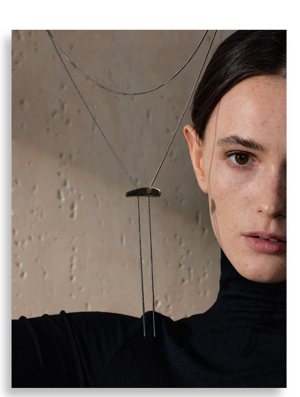 Geometric chain necklace in gold-plated 316L stainless steel.