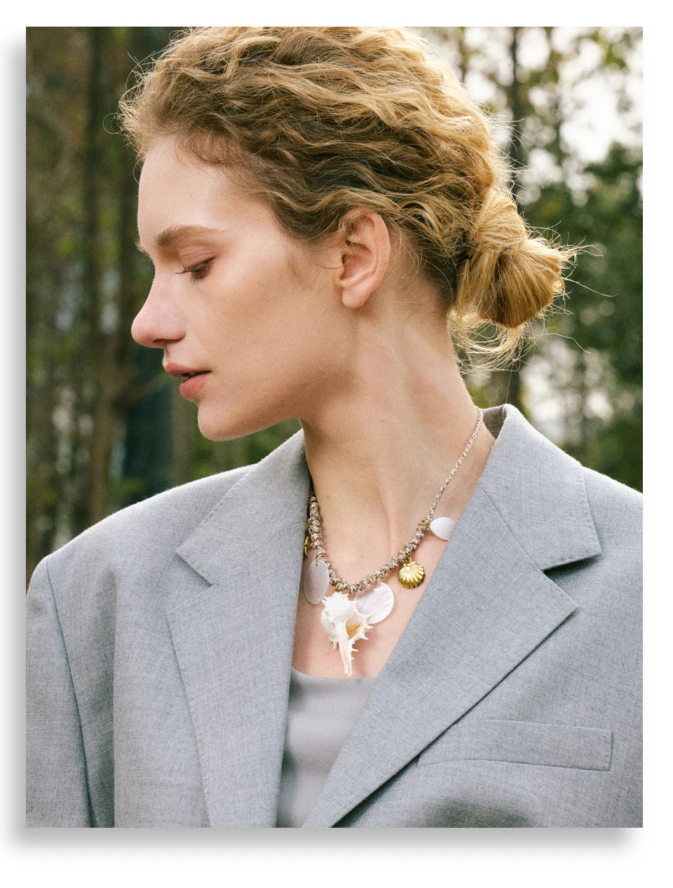 Shell star geometric necklace in gold-plated stainless steel with shell.