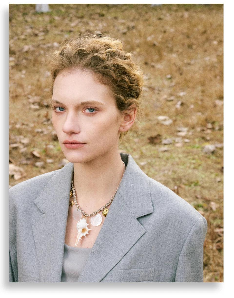 Shell star geometric necklace in gold-plated stainless steel with shell.