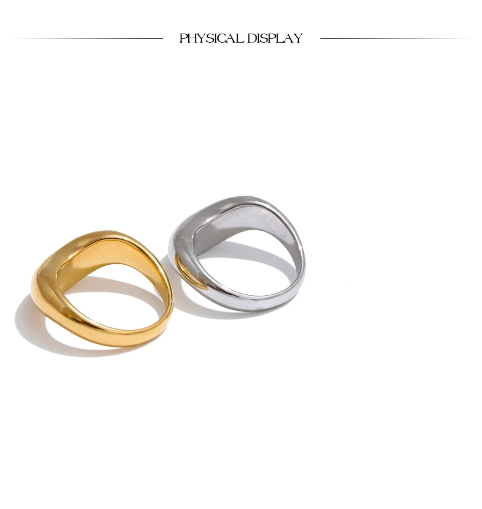 Minimalist geometric ring in 18K gold-plated stainless steel.