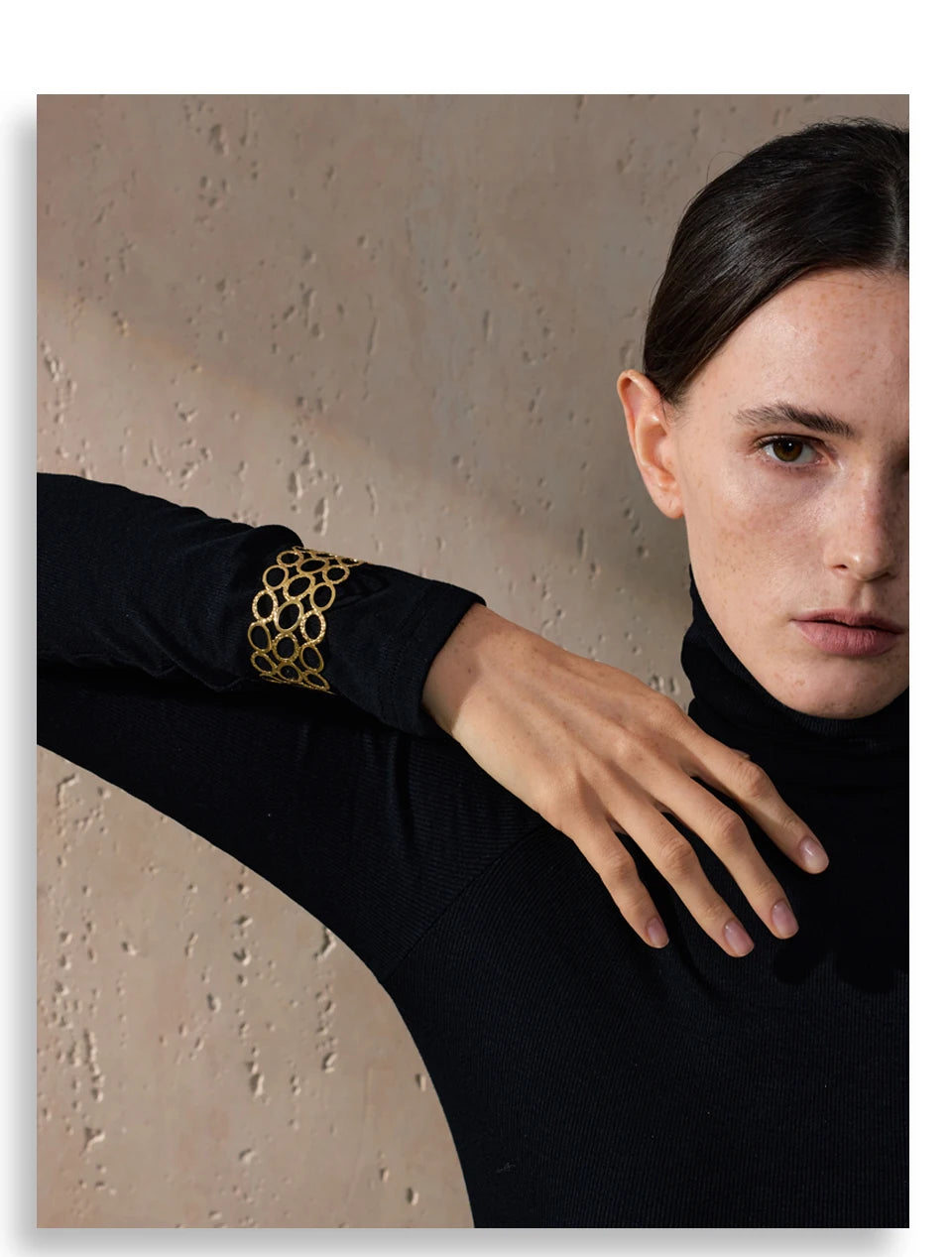 Geometric bracelet in gold-plated stainless steel.