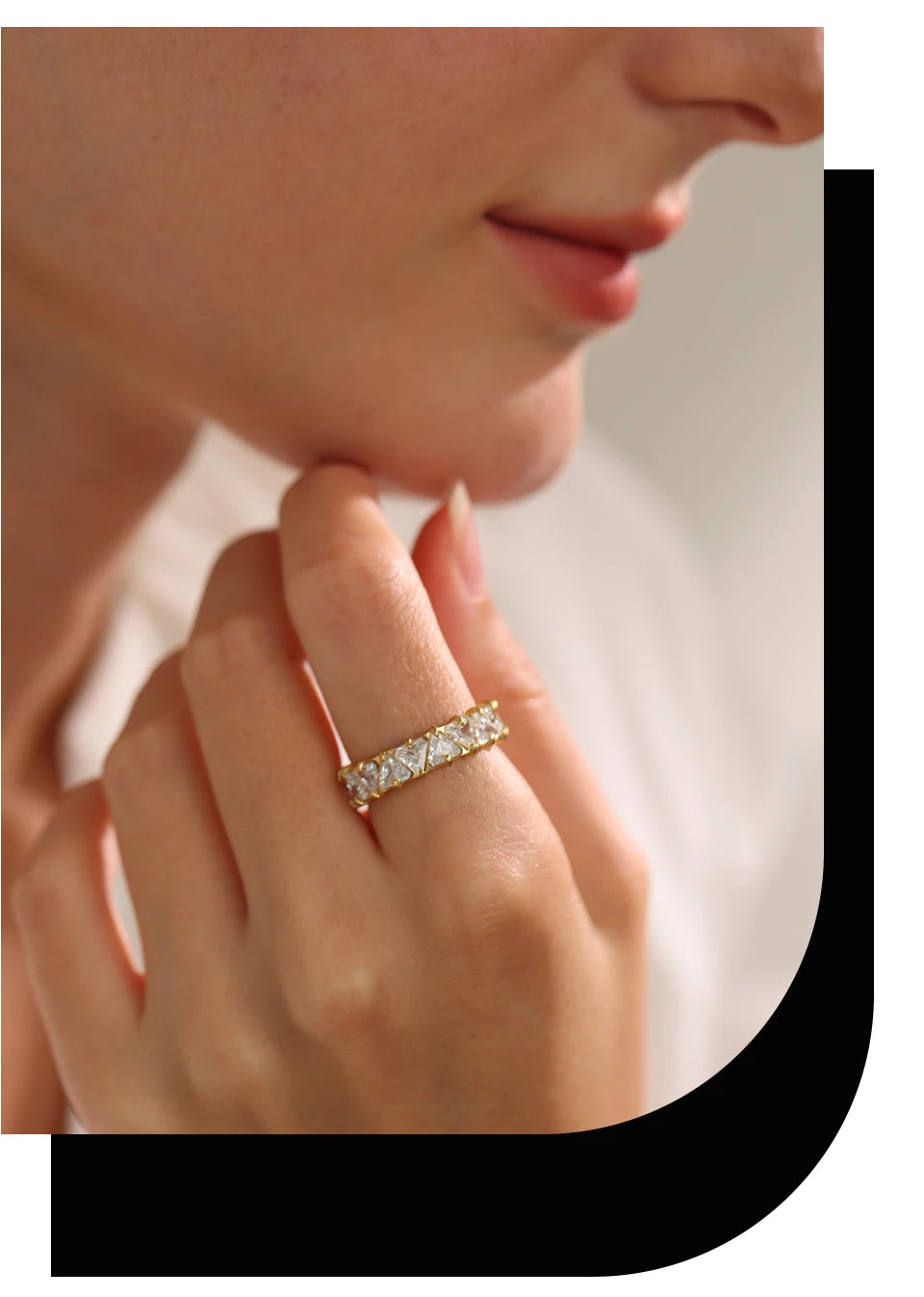 Cubic zirconia heart geometric ring in gold-plated stainless steel with cubic zirconia.