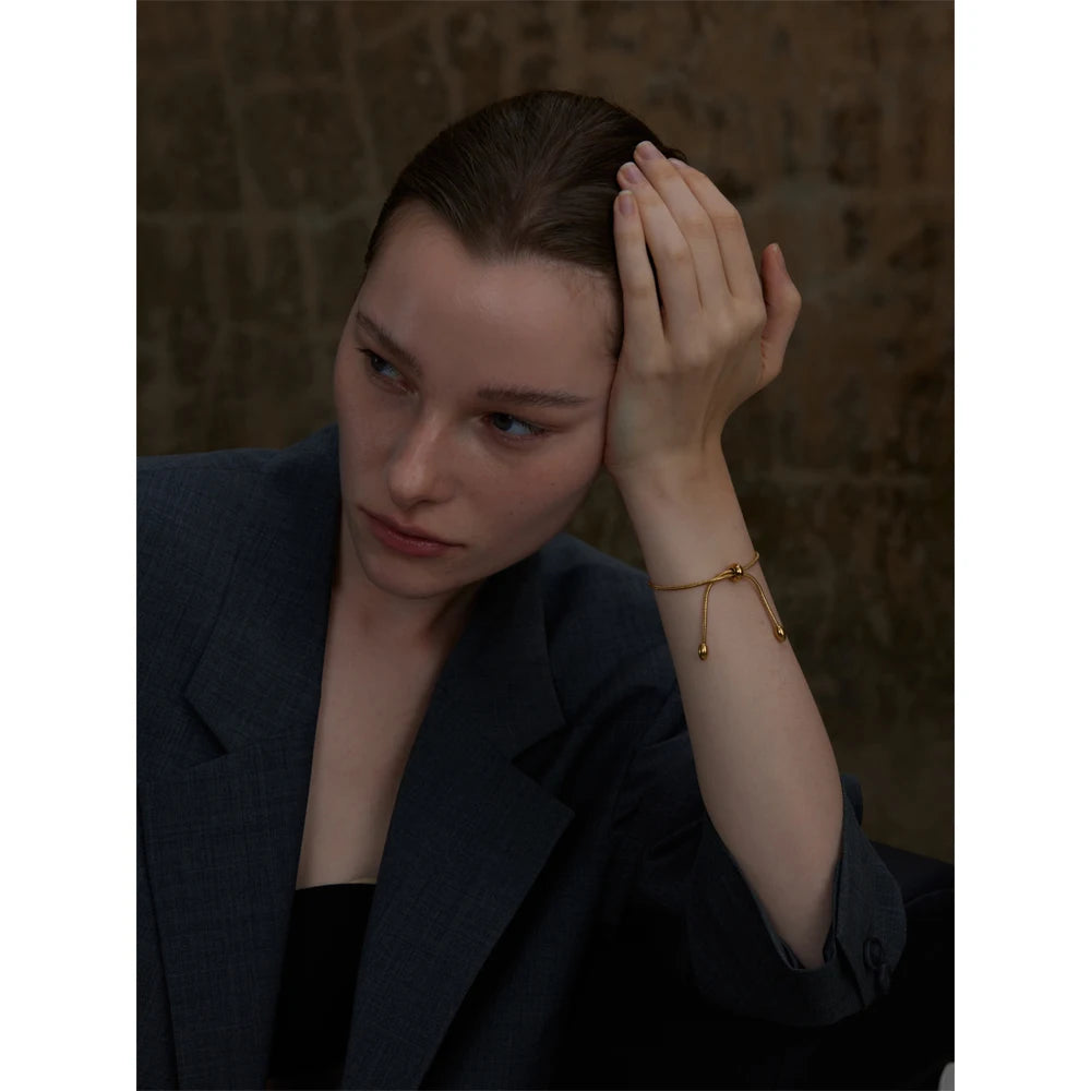 Geometric chain necklace in gold-plated stainless steel.