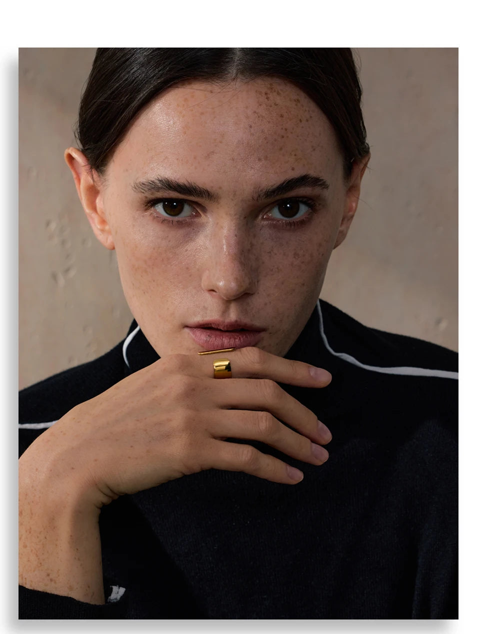 Minimalist geometric ring in 18K gold-plated stainless steel.