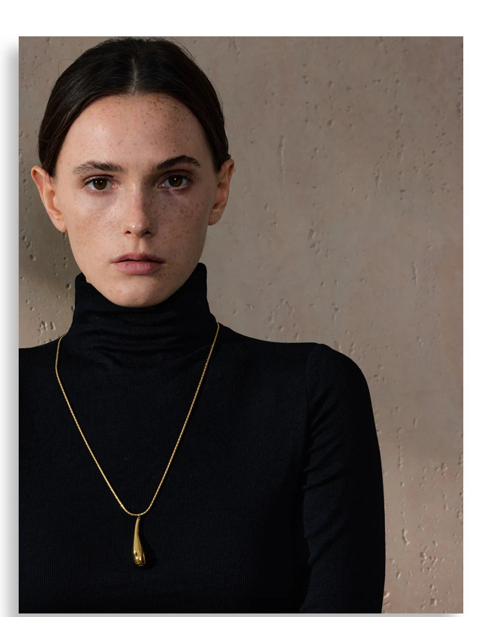 Water drop necklace in gold-plated stainless steel.
