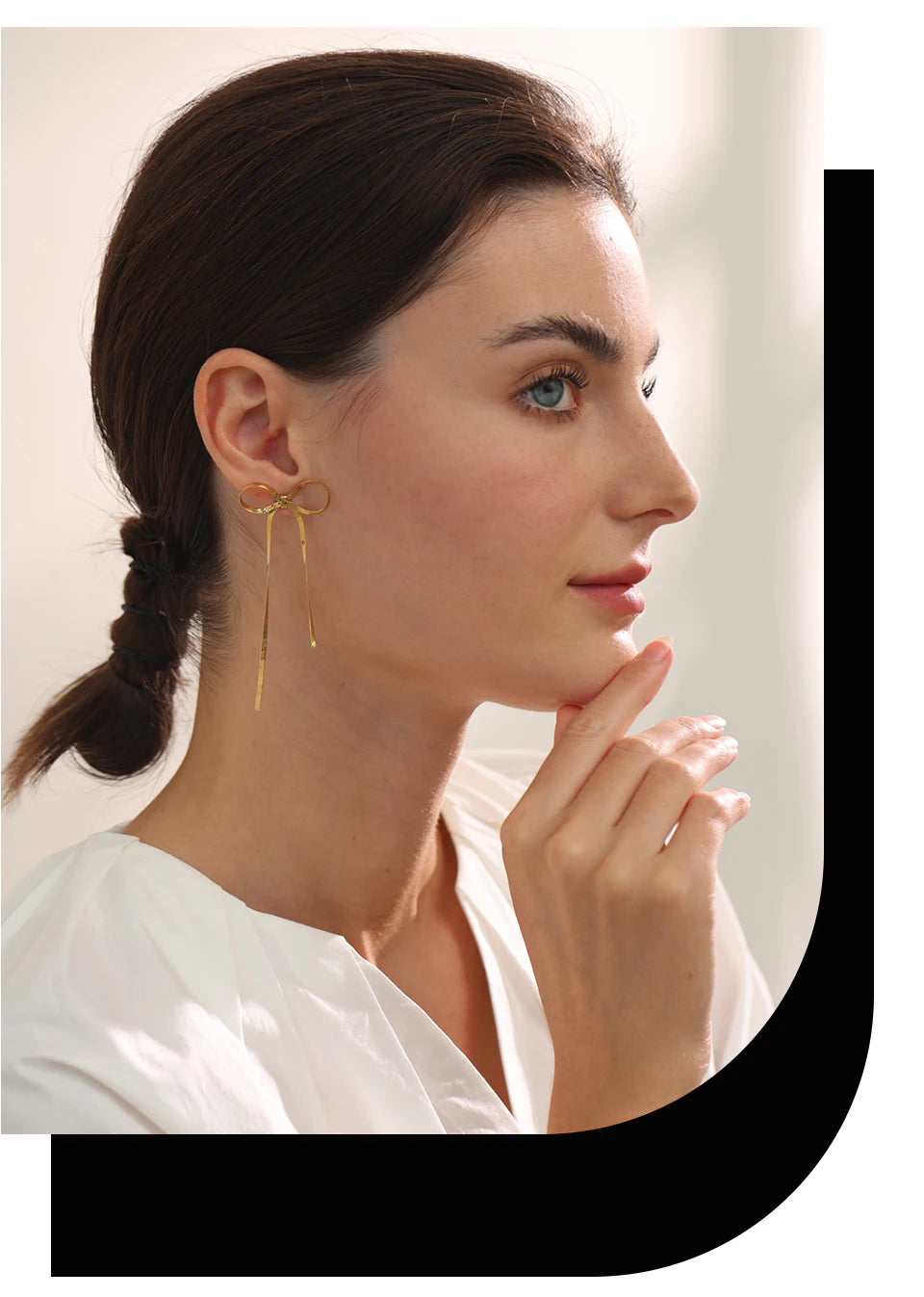 Bow chain earrings in gold-plated stainless steel.
