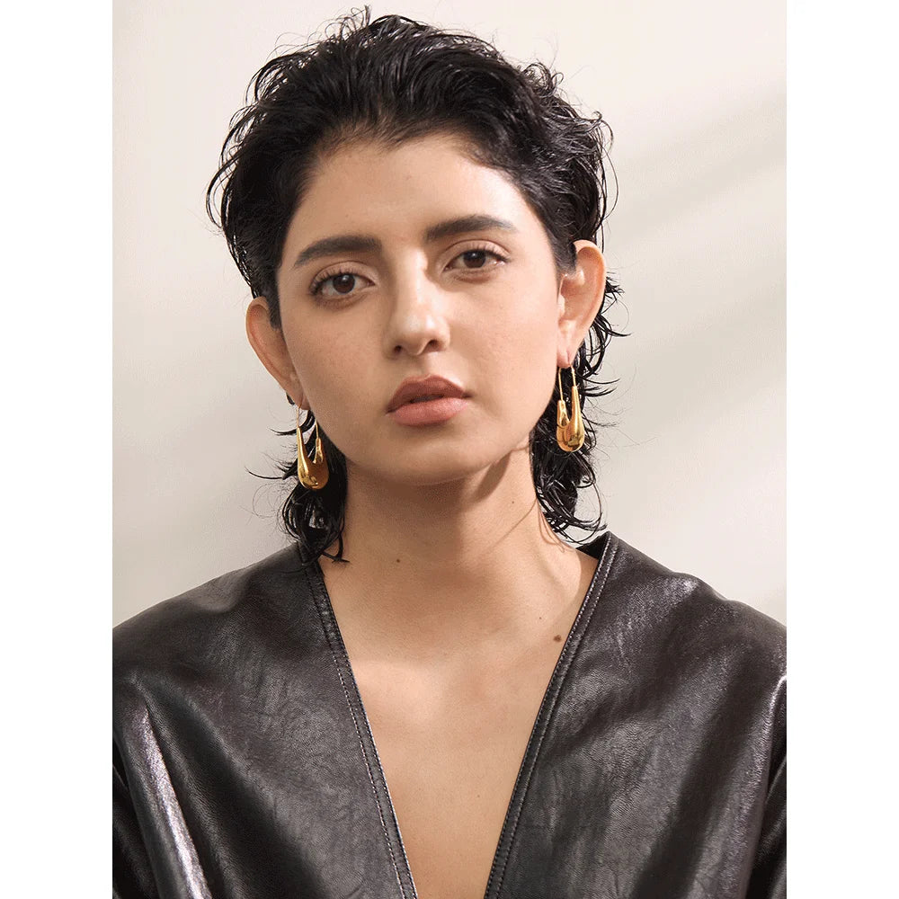 Geometric earrings in gold-plated stainless steel.