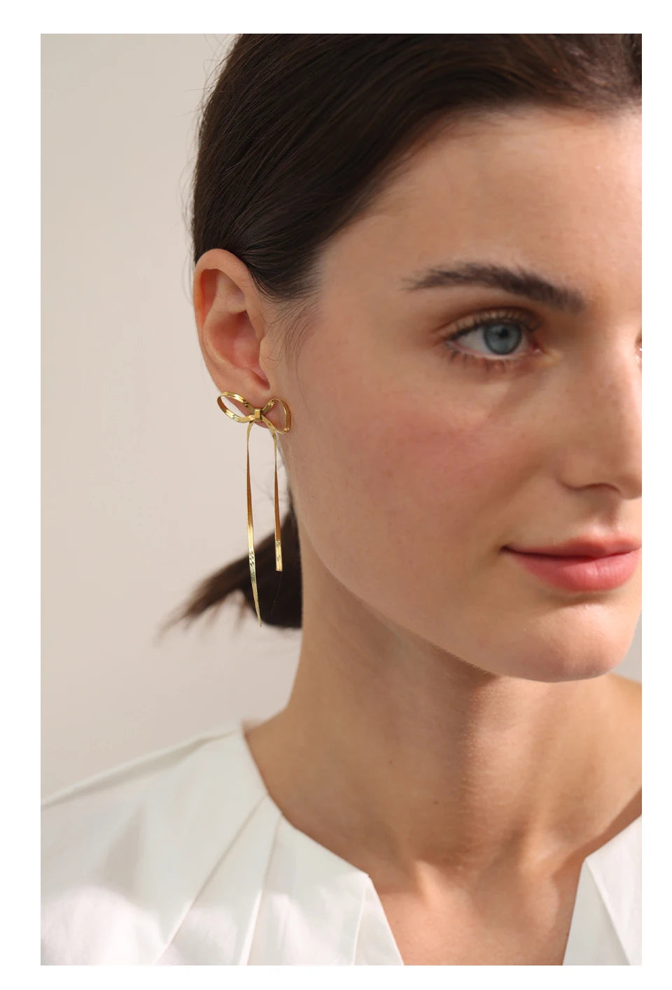 Bow chain earrings in gold-plated stainless steel.