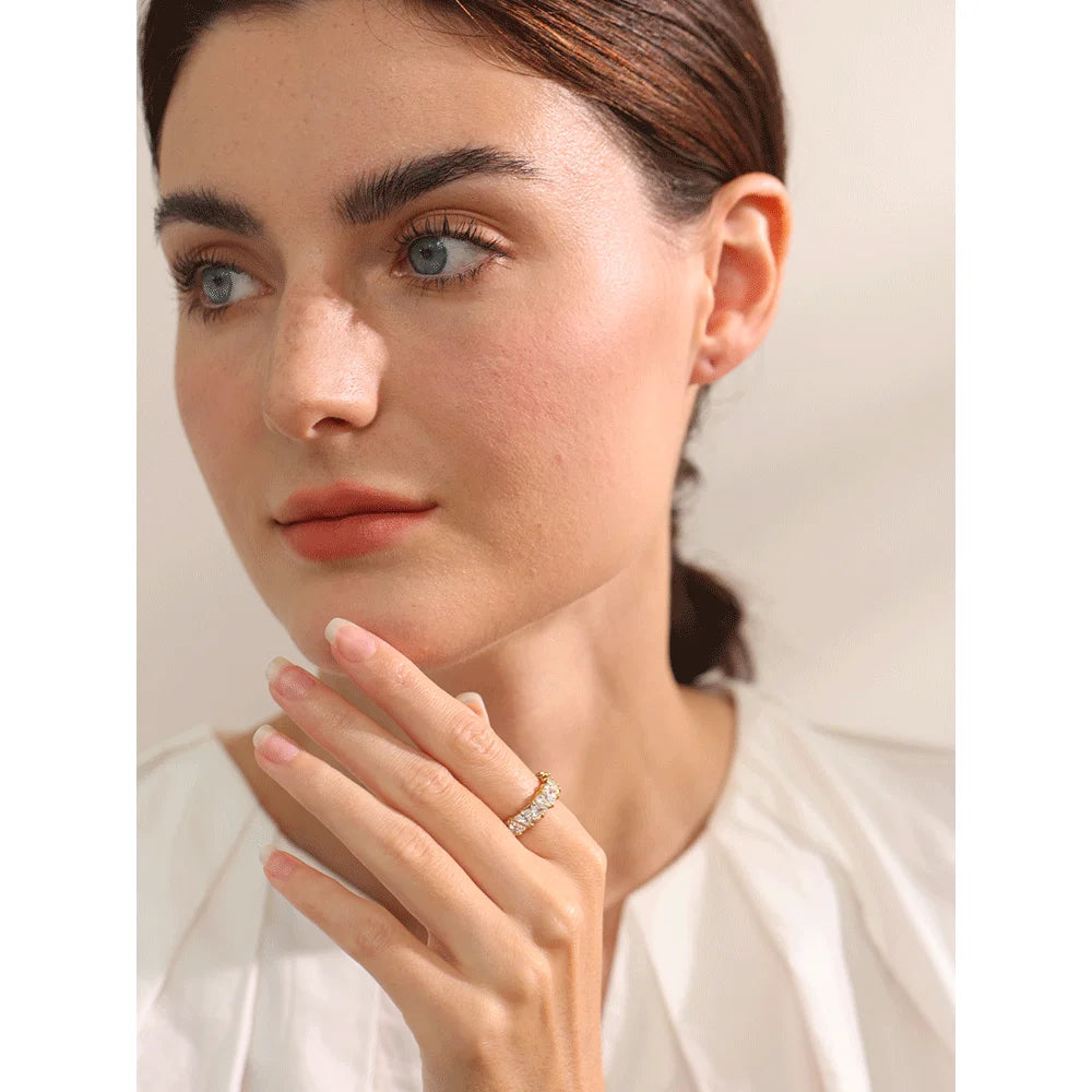 Cubic zirconia heart geometric ring in gold-plated stainless steel with cubic zirconia.