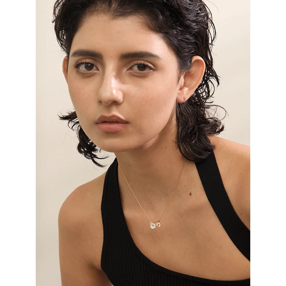 Shell resin flower necklace in gold-plated stainless steel with shell and resin.