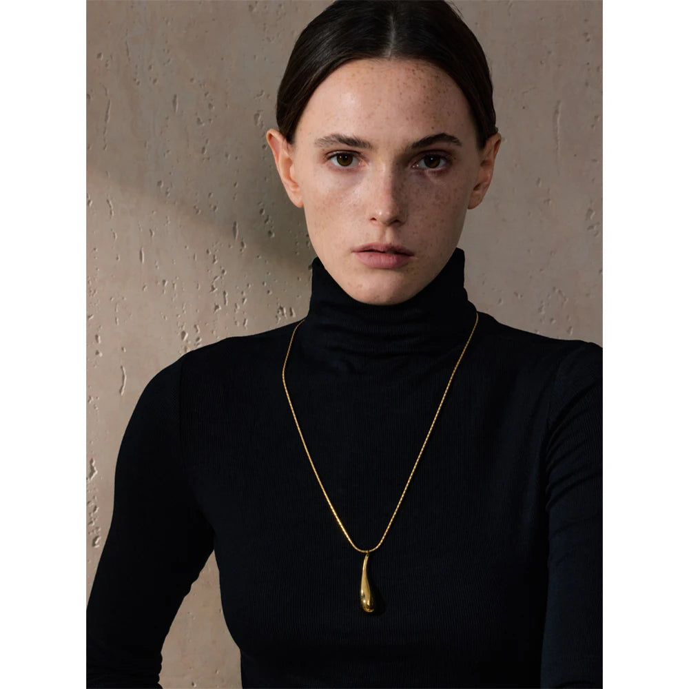 Water drop necklace in gold-plated stainless steel.