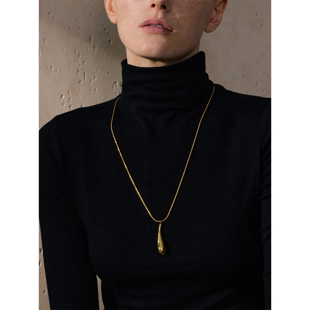Water drop necklace in gold-plated stainless steel.