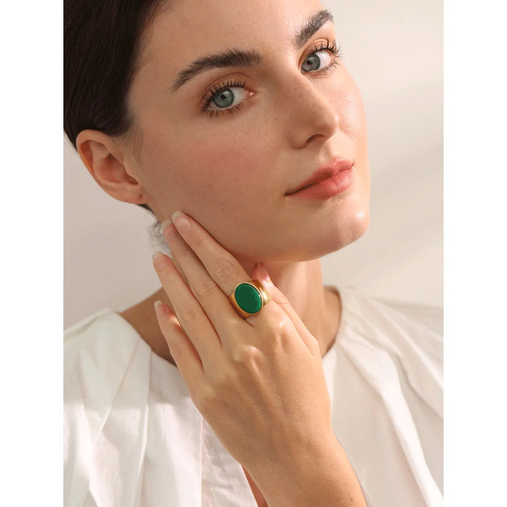 Natural stone geometric ring in gold-plated stainless steel with natural stone.