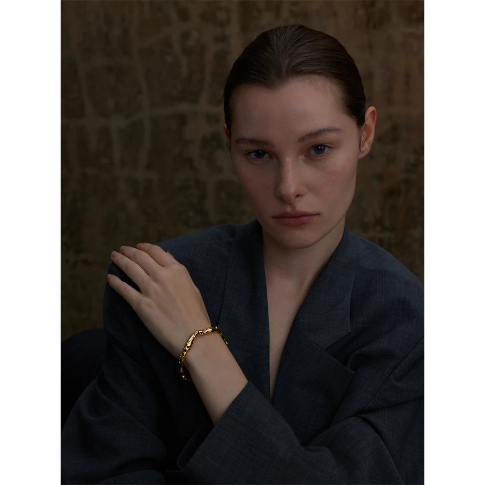Hammered minimalist geometric bracelet in gold-plated stainless steel.
