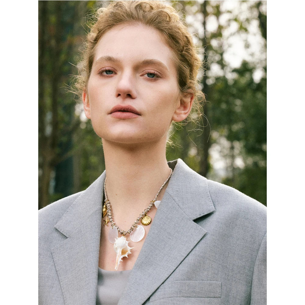 Shell star geometric necklace in gold-plated stainless steel with shell.