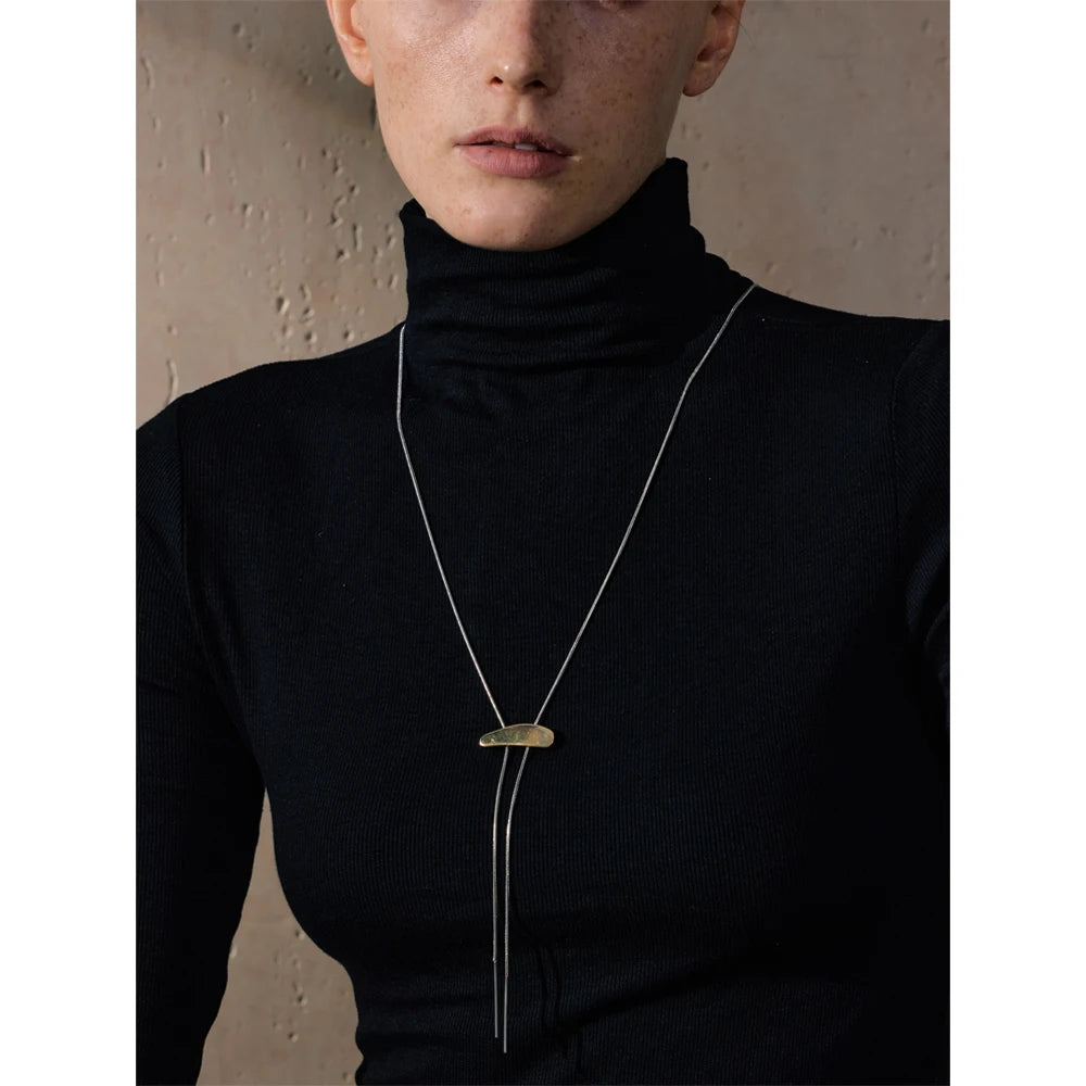 Geometric chain necklace in gold-plated 316L stainless steel.