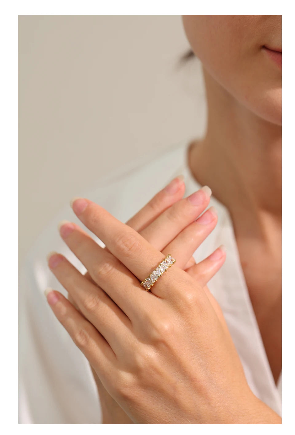 Cubic zirconia heart geometric ring in gold-plated stainless steel with cubic zirconia.