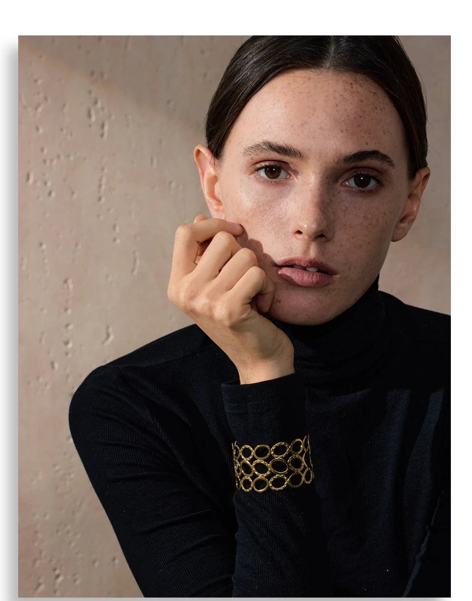 Geometric bracelet in gold-plated stainless steel.