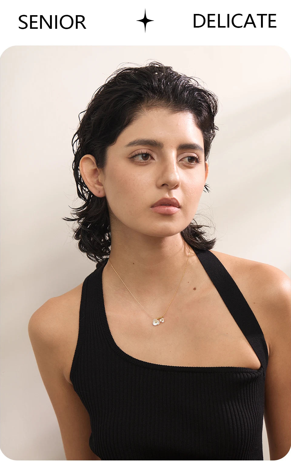 Shell resin flower necklace in gold-plated stainless steel with shell and resin.