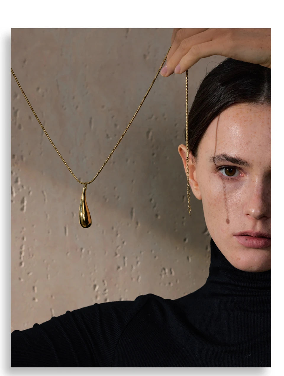 Water drop necklace in gold-plated stainless steel.