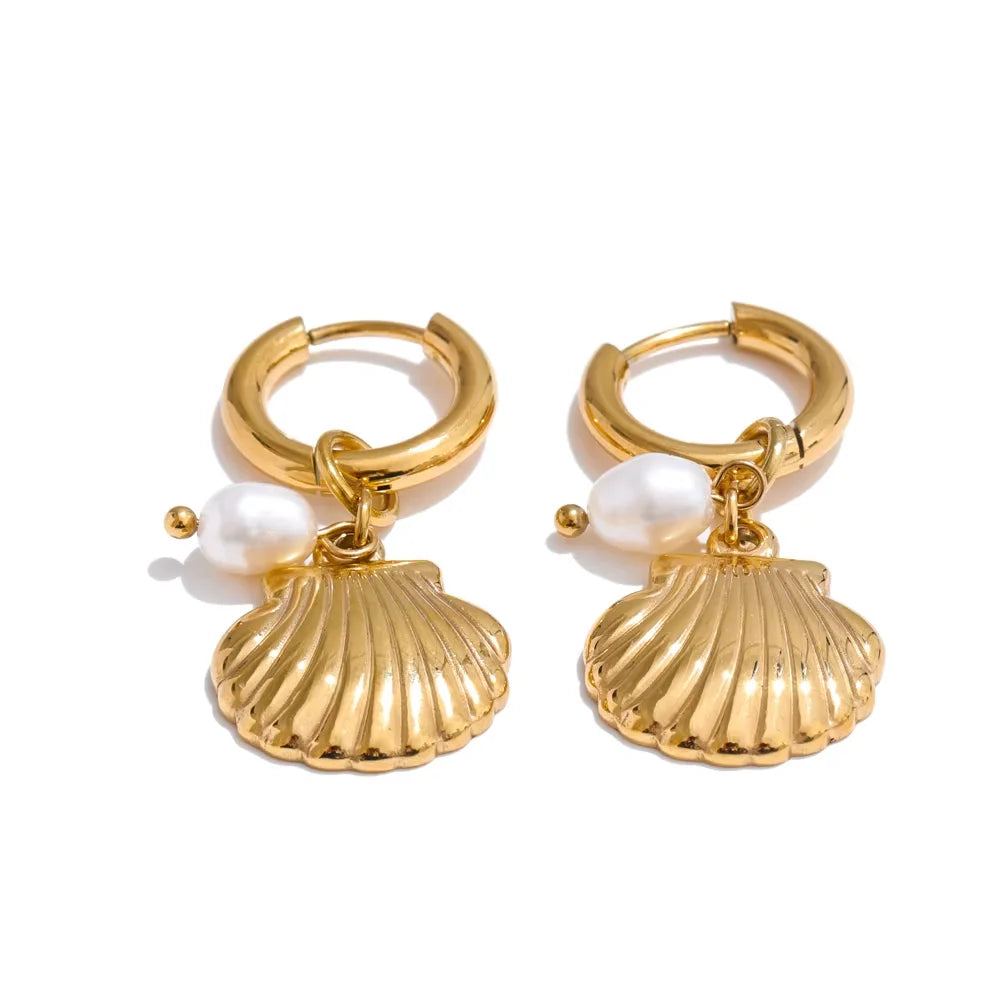 Freshwater pearl shell star earrings in gold-plated stainless steel with freshwater pearl and shell.