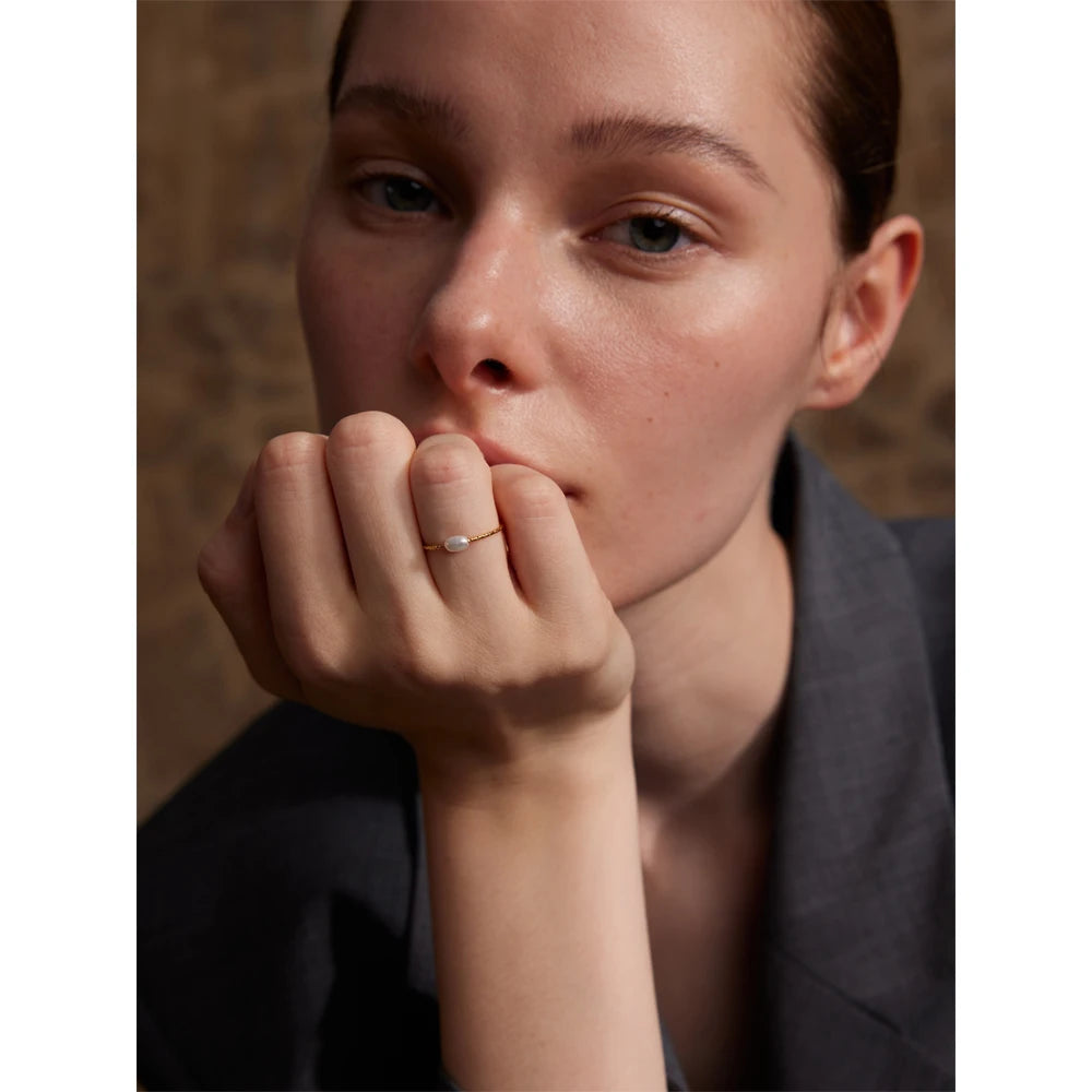 Freshwater pearl geometric ring in gold-plated stainless steel with freshwater pearl.