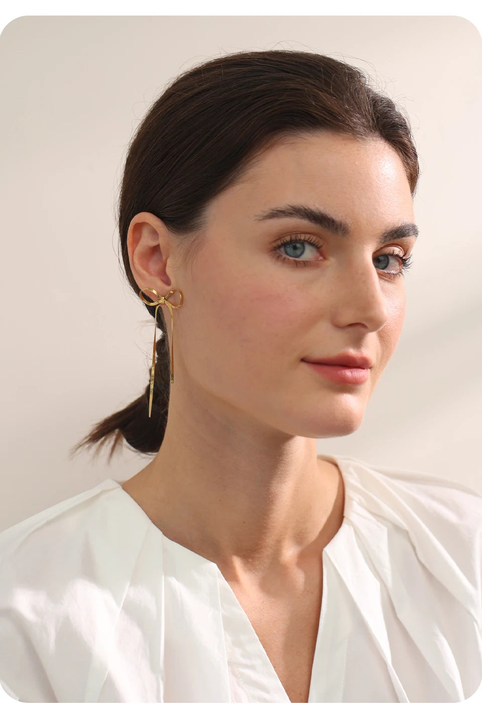 Bow chain earrings in gold-plated stainless steel.