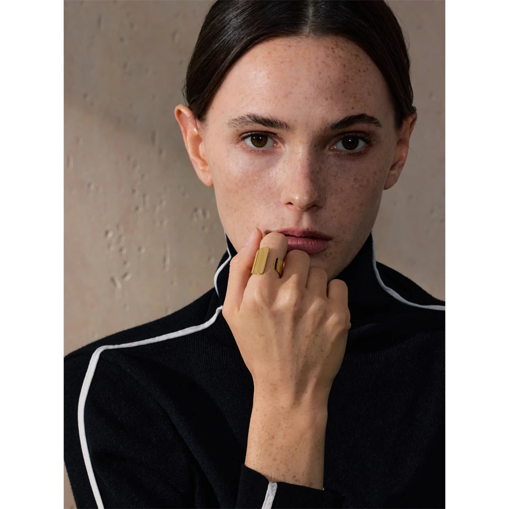 Minimalist geometric ring in 18K gold-plated stainless steel.