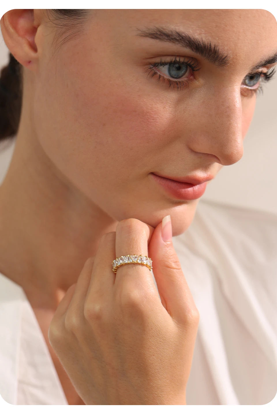 Cubic zirconia heart geometric ring in gold-plated stainless steel with cubic zirconia.