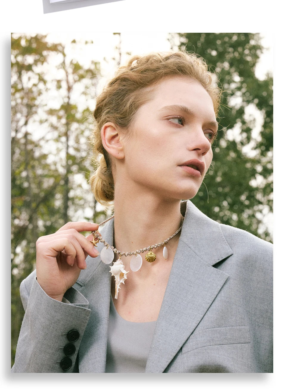 Shell star geometric necklace in gold-plated stainless steel with shell.