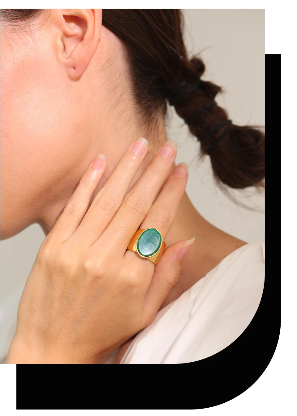 Natural stone geometric ring in gold-plated stainless steel with natural stone.