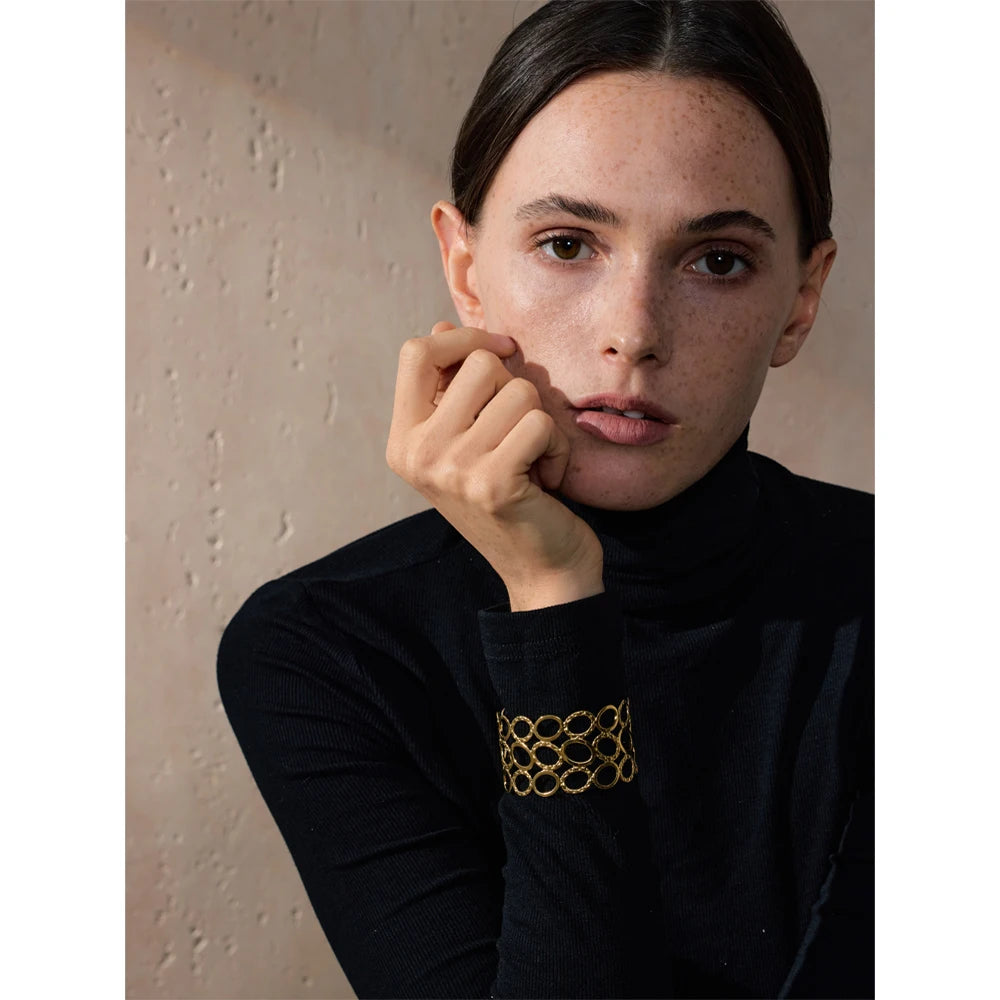 Geometric bracelet in gold-plated stainless steel.