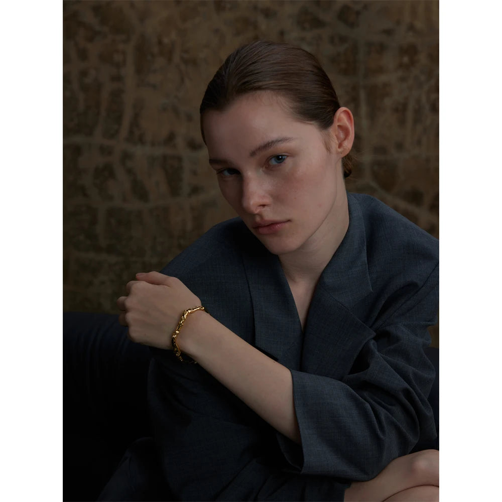 Hammered minimalist geometric bracelet in gold-plated stainless steel.