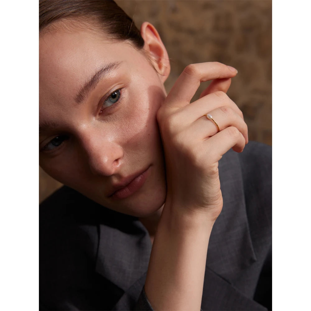 Freshwater pearl geometric ring in gold-plated stainless steel with freshwater pearl.