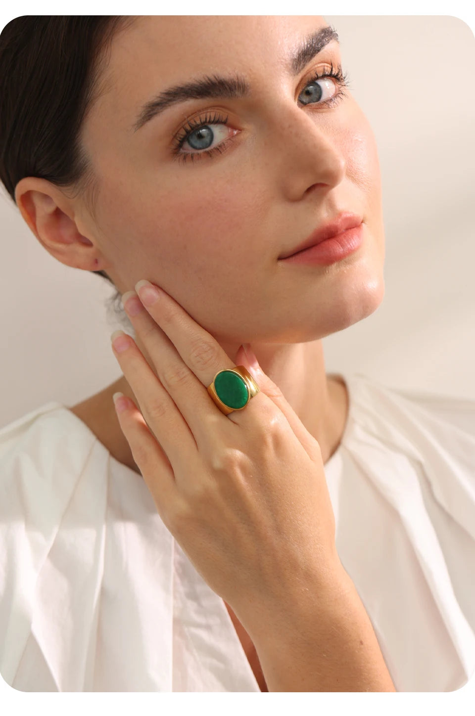 Natural stone geometric ring in gold-plated stainless steel with natural stone.