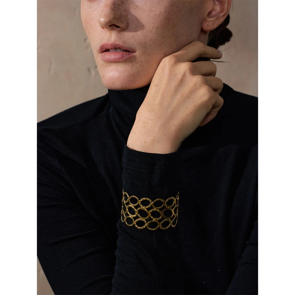 Geometric bracelet in gold-plated stainless steel.