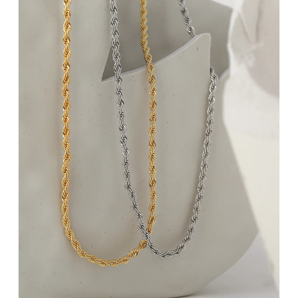 Minimalist geometric chain necklace in gold-plated stainless steel.