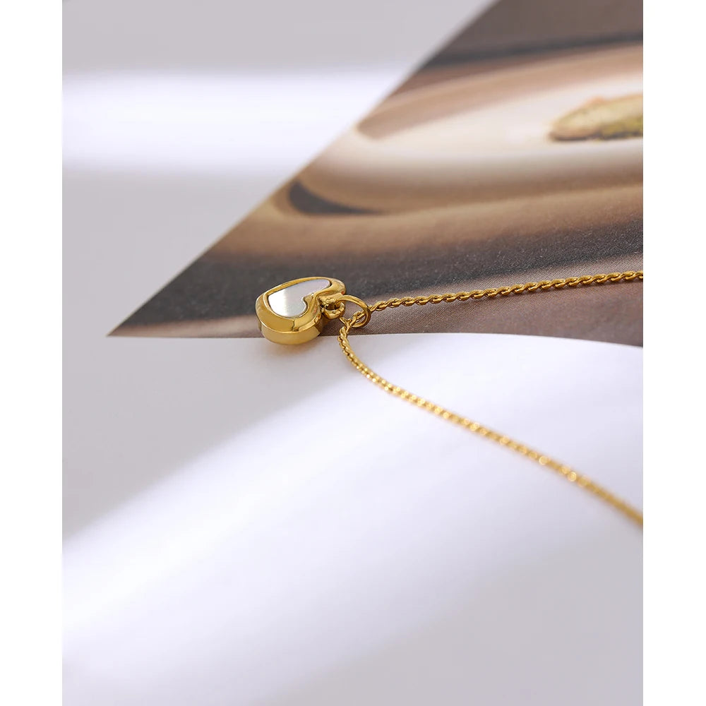 Shell heart geometric necklace in 18K gold-plated stainless steel with shell.
