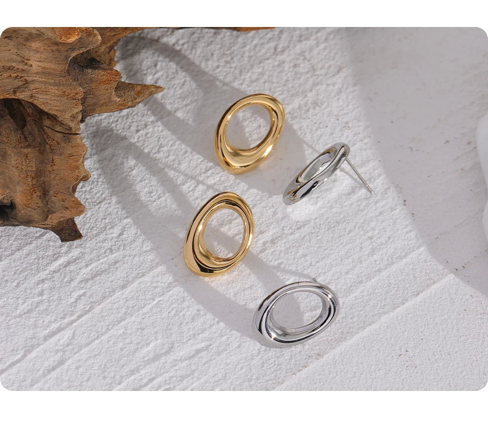 Minimalist geometric earrings in gold-plated stainless steel.