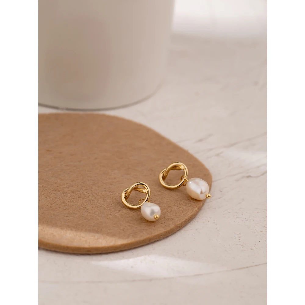 Freshwater pearl minimalist geometric earrings in copper with freshwater pearl.