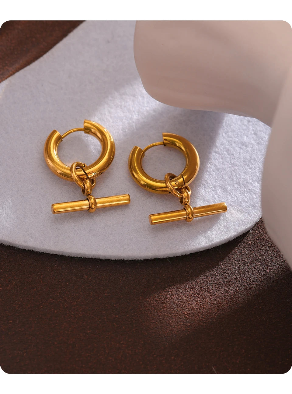 Geometric earrings in gold-plated stainless steel.