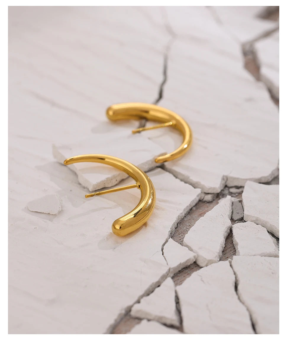Geometric earrings in gold-plated stainless steel.