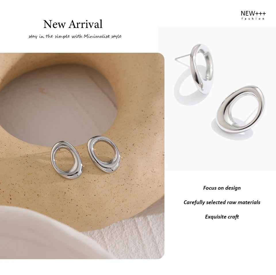 Minimalist geometric earrings in gold-plated stainless steel.