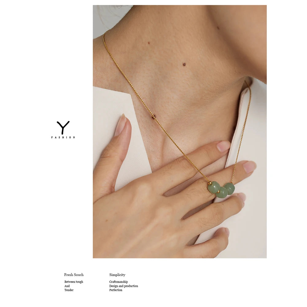 Green natural stone geometric necklace in 18K gold-plated stainless steel with natural stone.