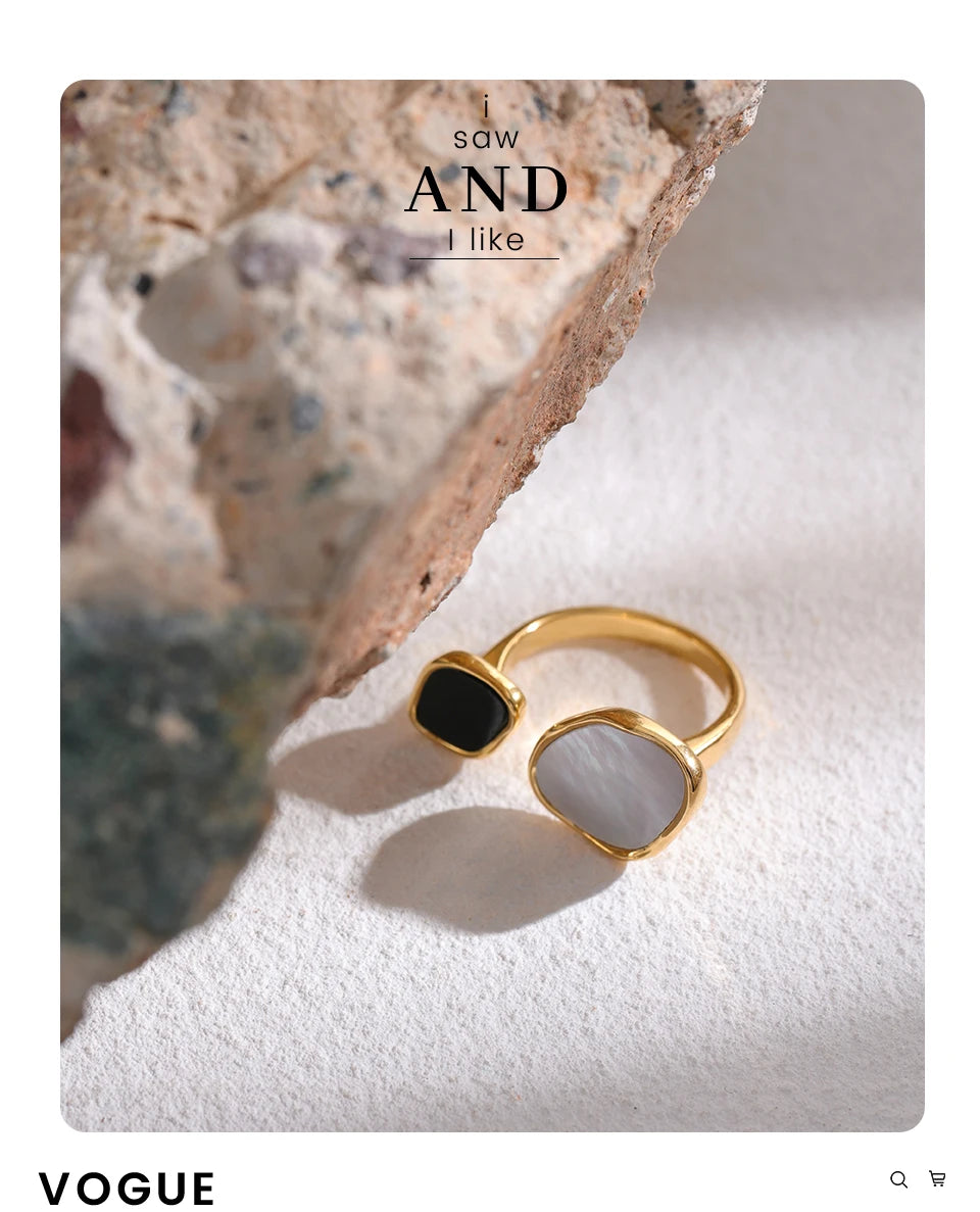 Shell acrylic geometric ring in 18K gold-plated 316L stainless steel with shell and acrylic.