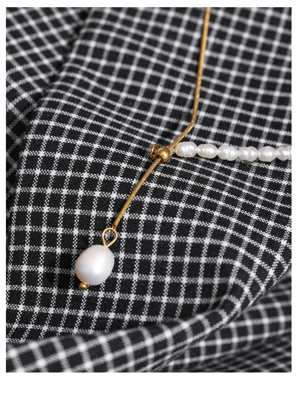 Freshwater pearl geometric chain necklace in gold-plated stainless steel with freshwater pearl.