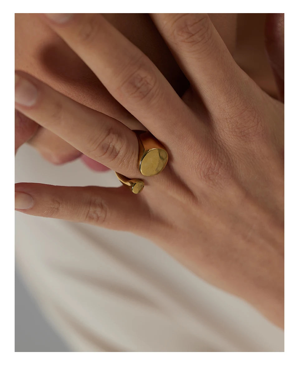 Geometric ring in 18K gold-plated stainless steel.