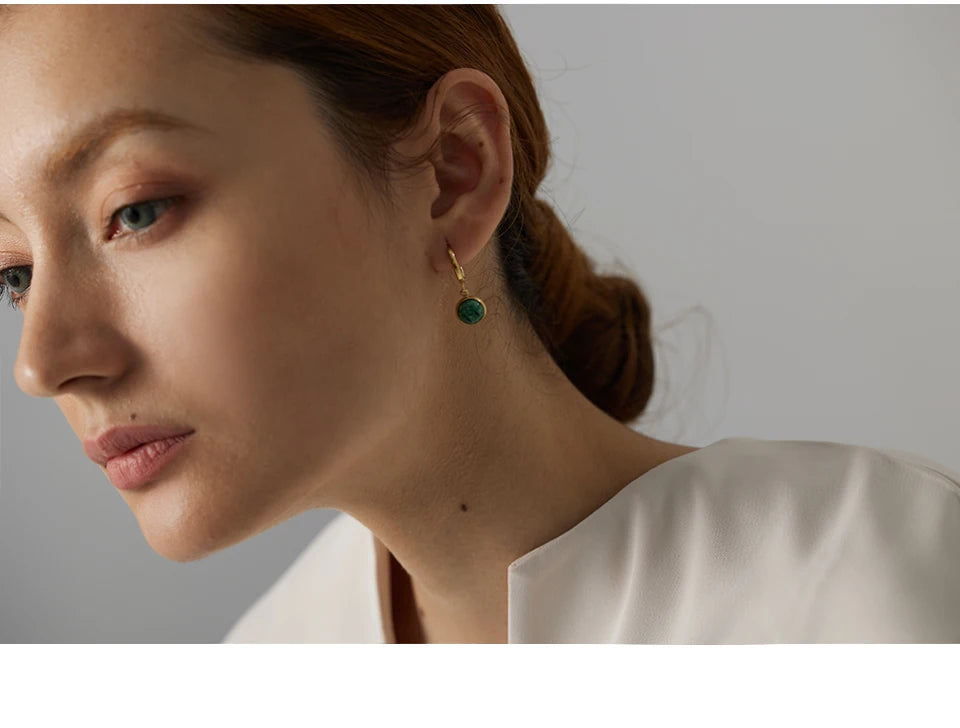Green natural stone geometric earrings in gold-plated stainless steel with natural stone.