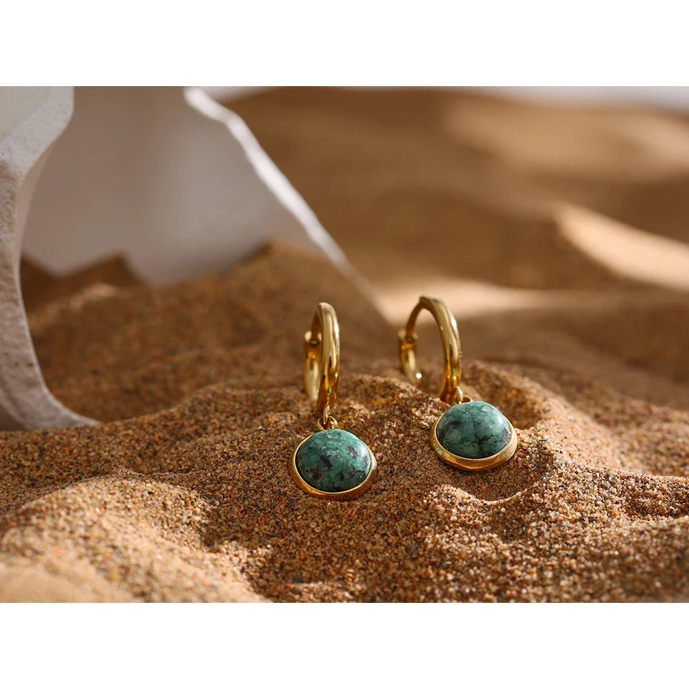 Green natural stone geometric earrings in gold-plated stainless steel with natural stone.