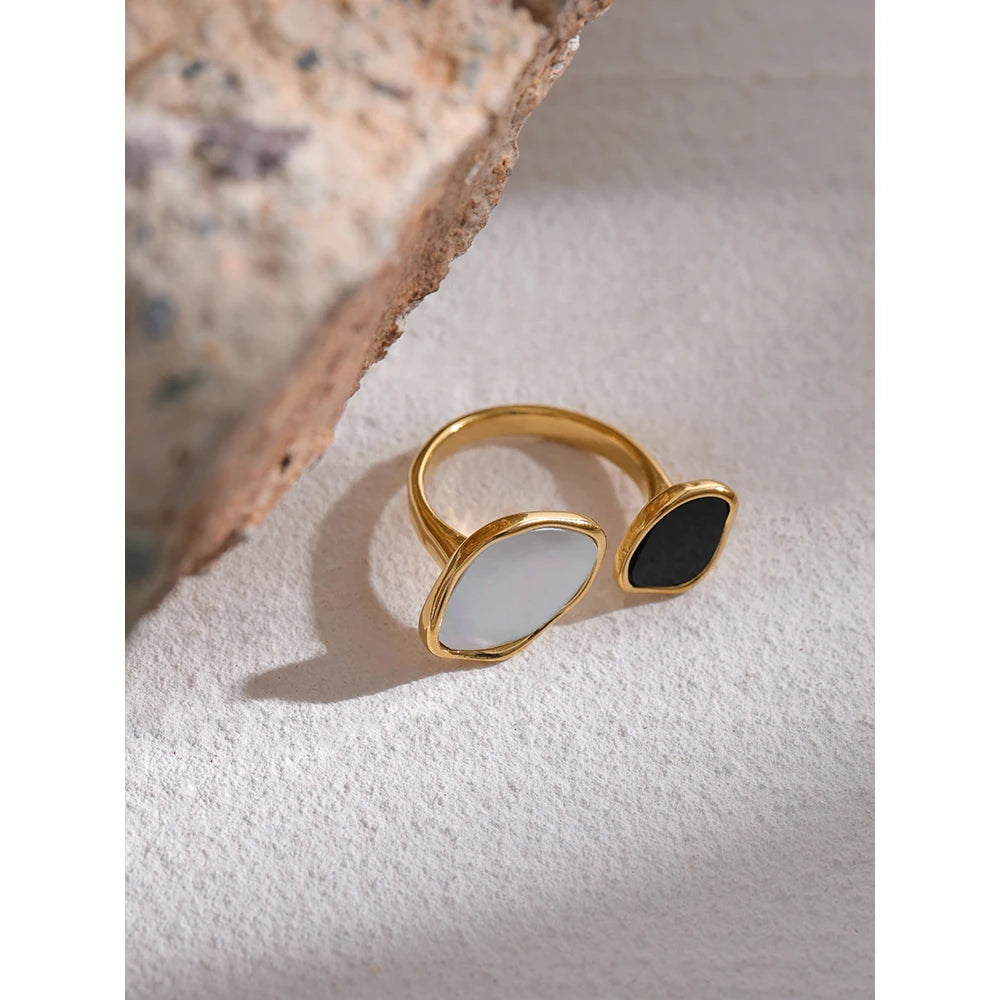 Shell acrylic geometric ring in 18K gold-plated 316L stainless steel with shell and acrylic.